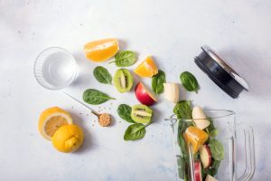 Mixer mit Gemüse und Obst