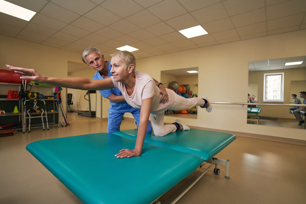 Frau macht eine Übung bei der Physiotherapie