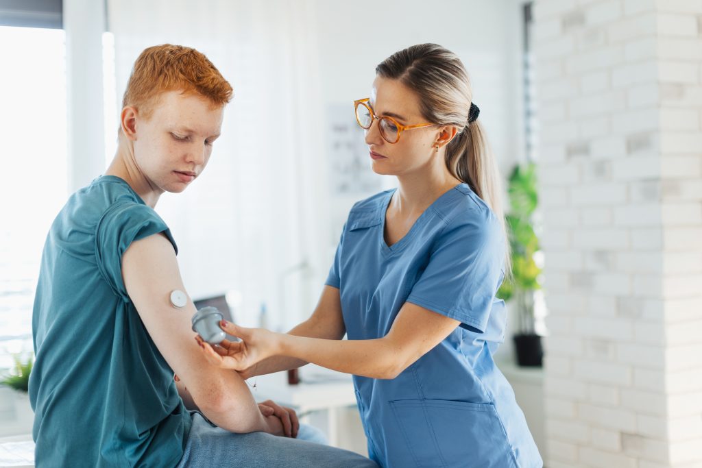 Diabetologin behandelt Patienten mit zuckerkrankheit